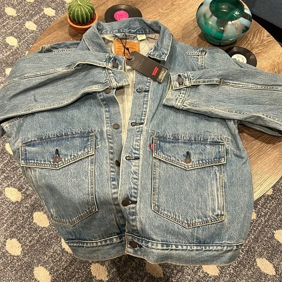 Levi's Light Blue Denim Jacket with Olive Green Shirt Layer - Picture 11 of 11